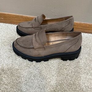 NWOT Women’s Crown Vintage Loafers